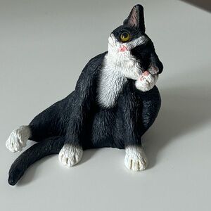 Scratching tuxedo cat creations by Carole